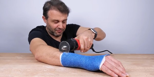 醫(yī)院里的電鋸為什么能切石膏卻不傷皮膚