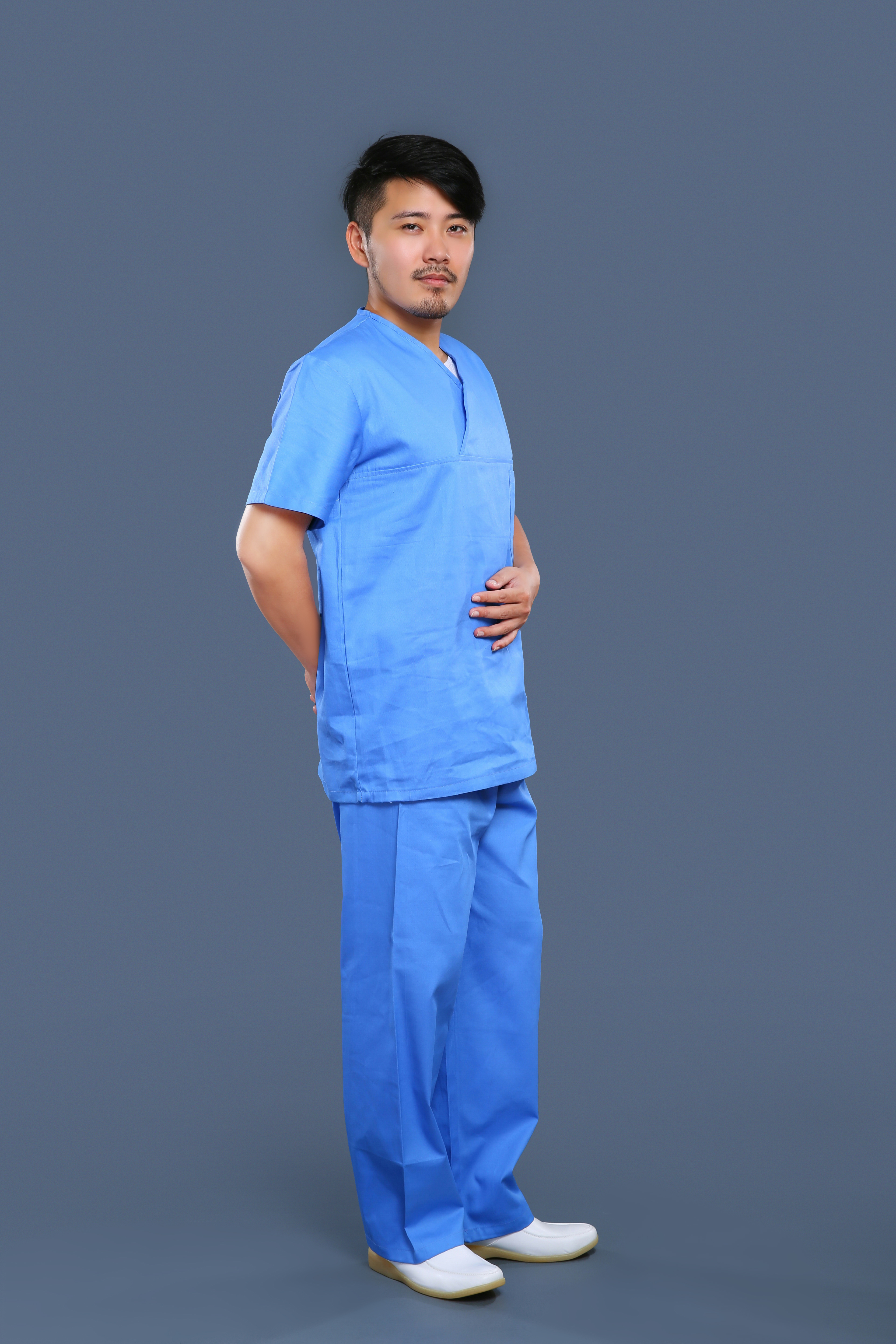 藍(lán)色洗手衣側(cè)身照
