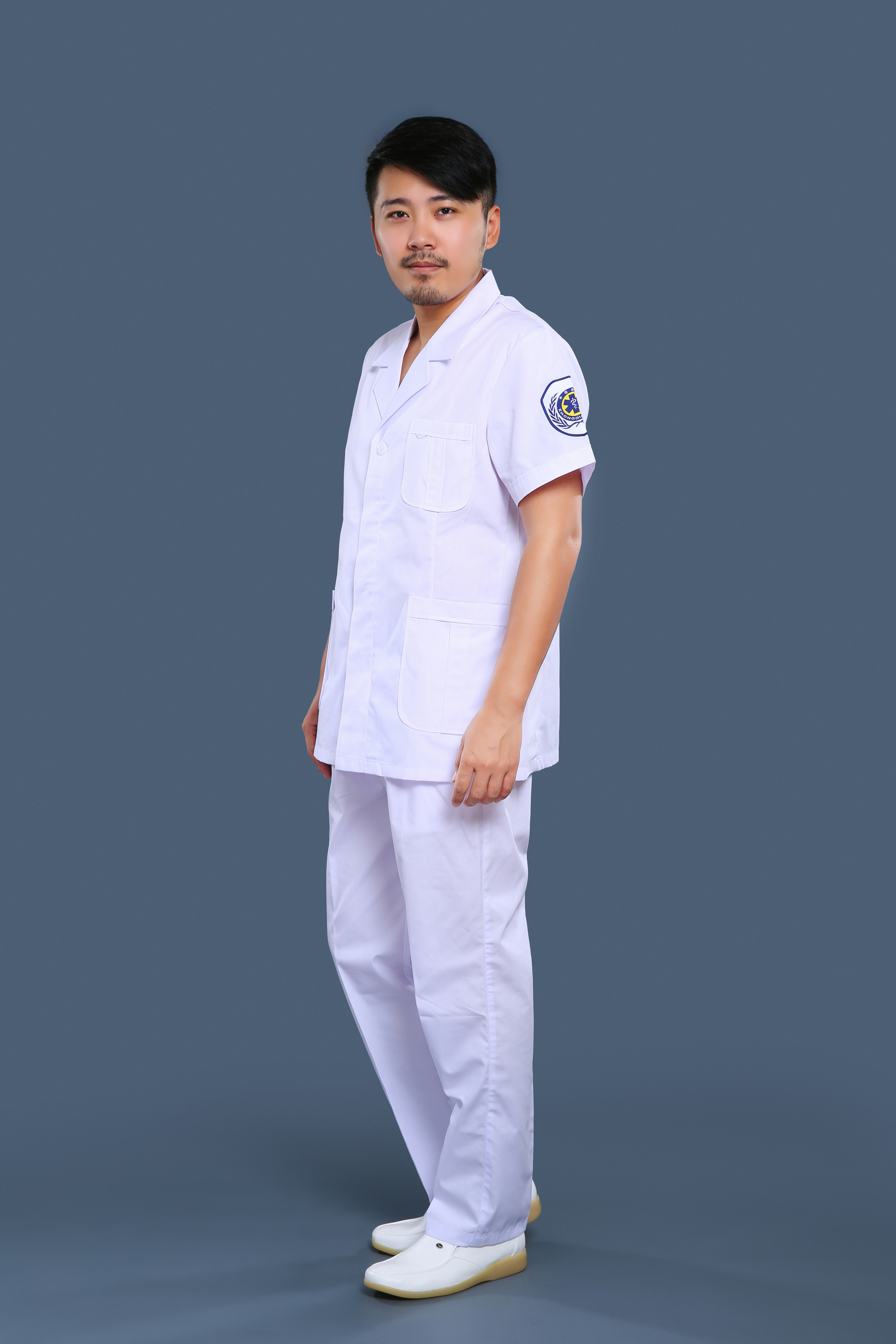 白色急救服側(cè)身展示