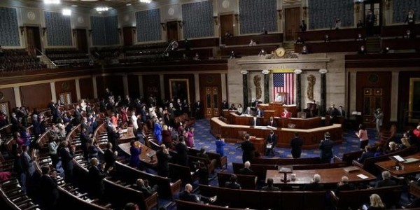 拜登剛剛黑了33家中企，華盛頓突然上演了逼宮