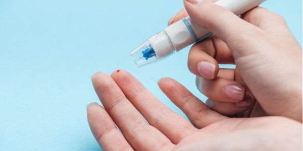 采血小秘密：為什么總扎左手無名指？| 云南仟龍Mark