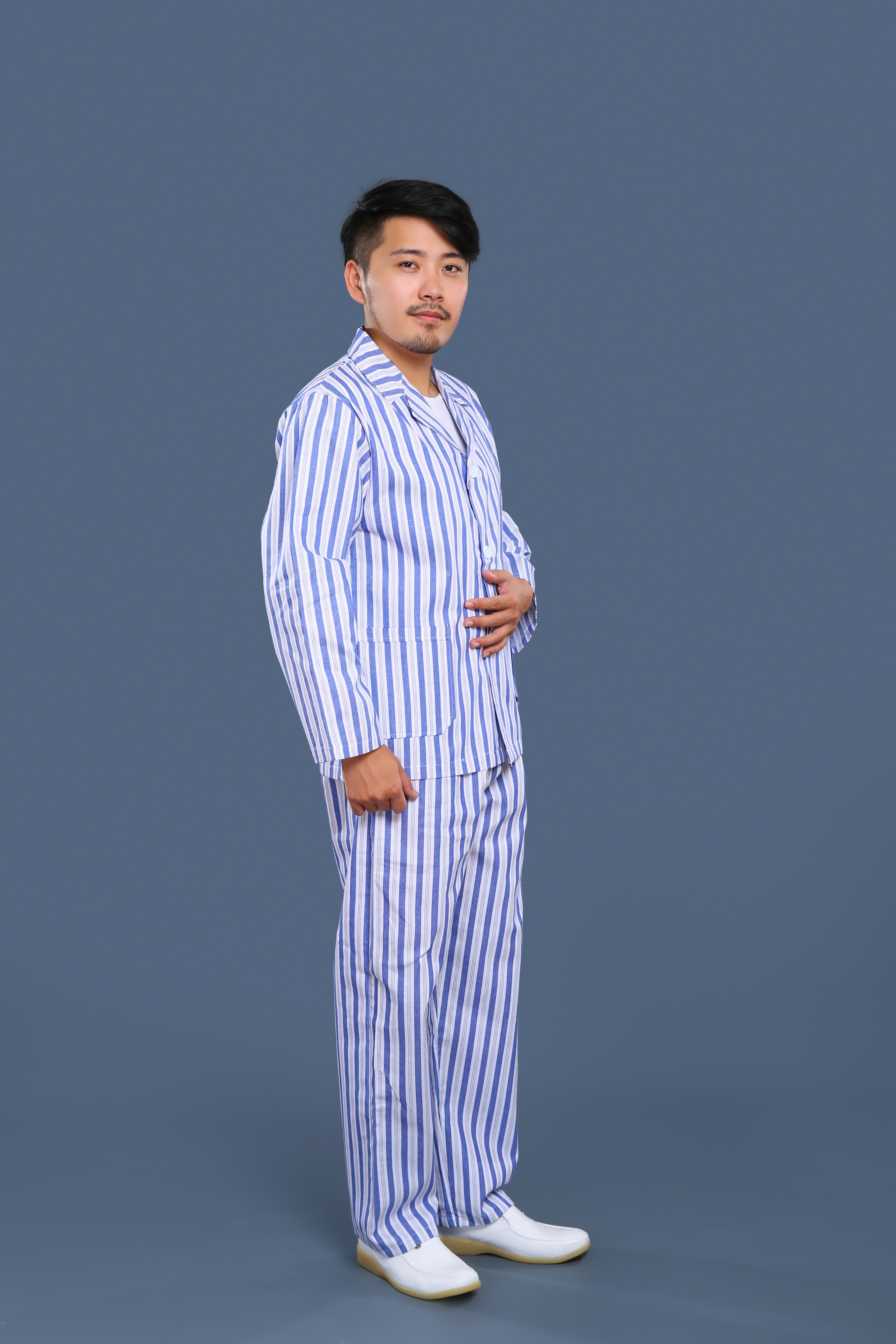 藍白條紋翻領(lǐng)病號服正面